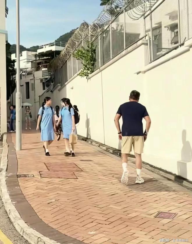 岁女儿近180 和爸爸很像家中温馨时尚MG不朽情缘58岁魏骏杰接女儿放学15(图2) 岁女儿近180 和爸爸很像家中温馨时尚MG不朽情缘58岁魏骏杰接女儿放学15(图2)